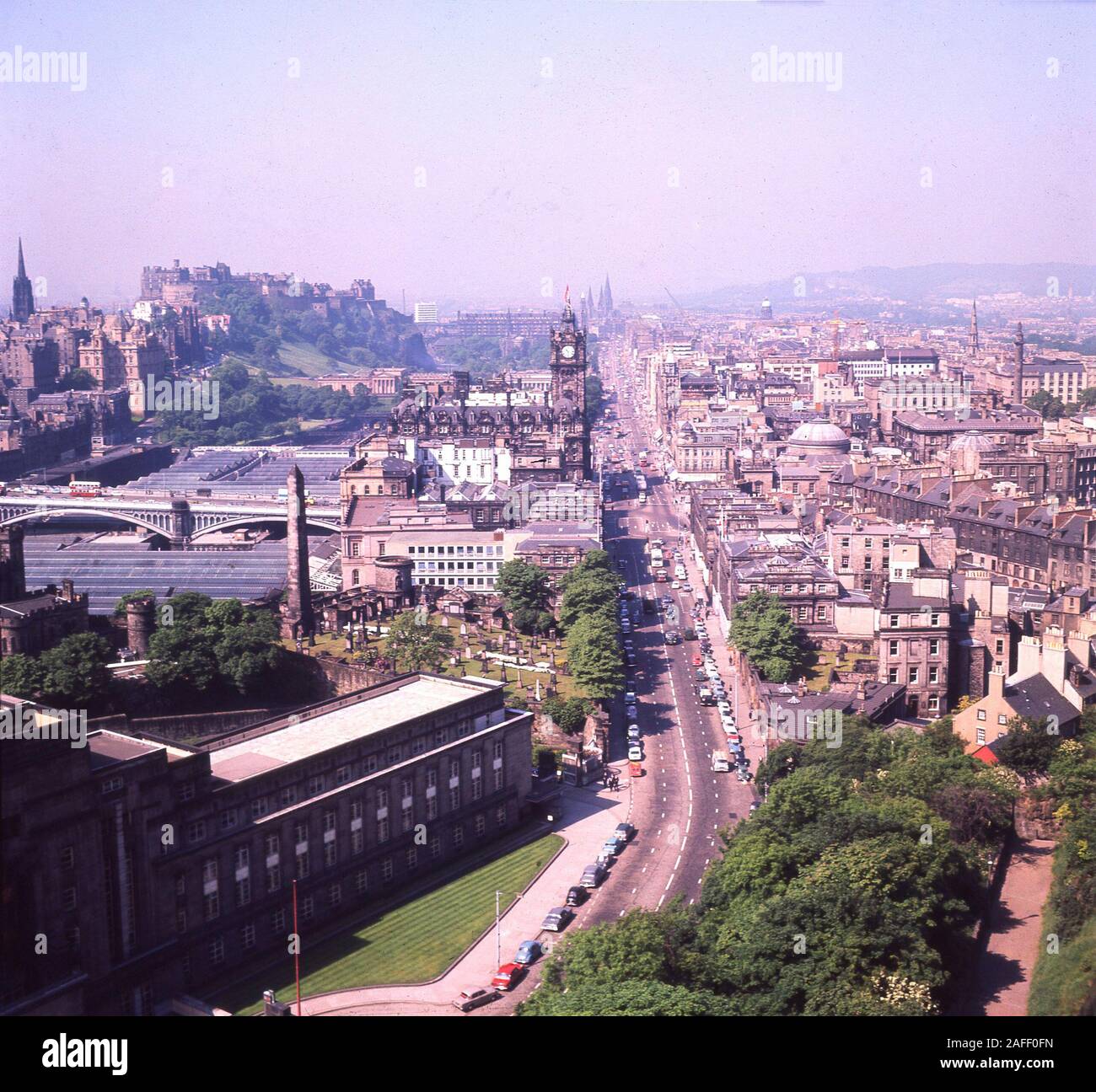 1960, storico, estivo, vista aerea di Edimburgo da Calton Hill, Edimburgo, Scozia, Regno Unito Foto Stock