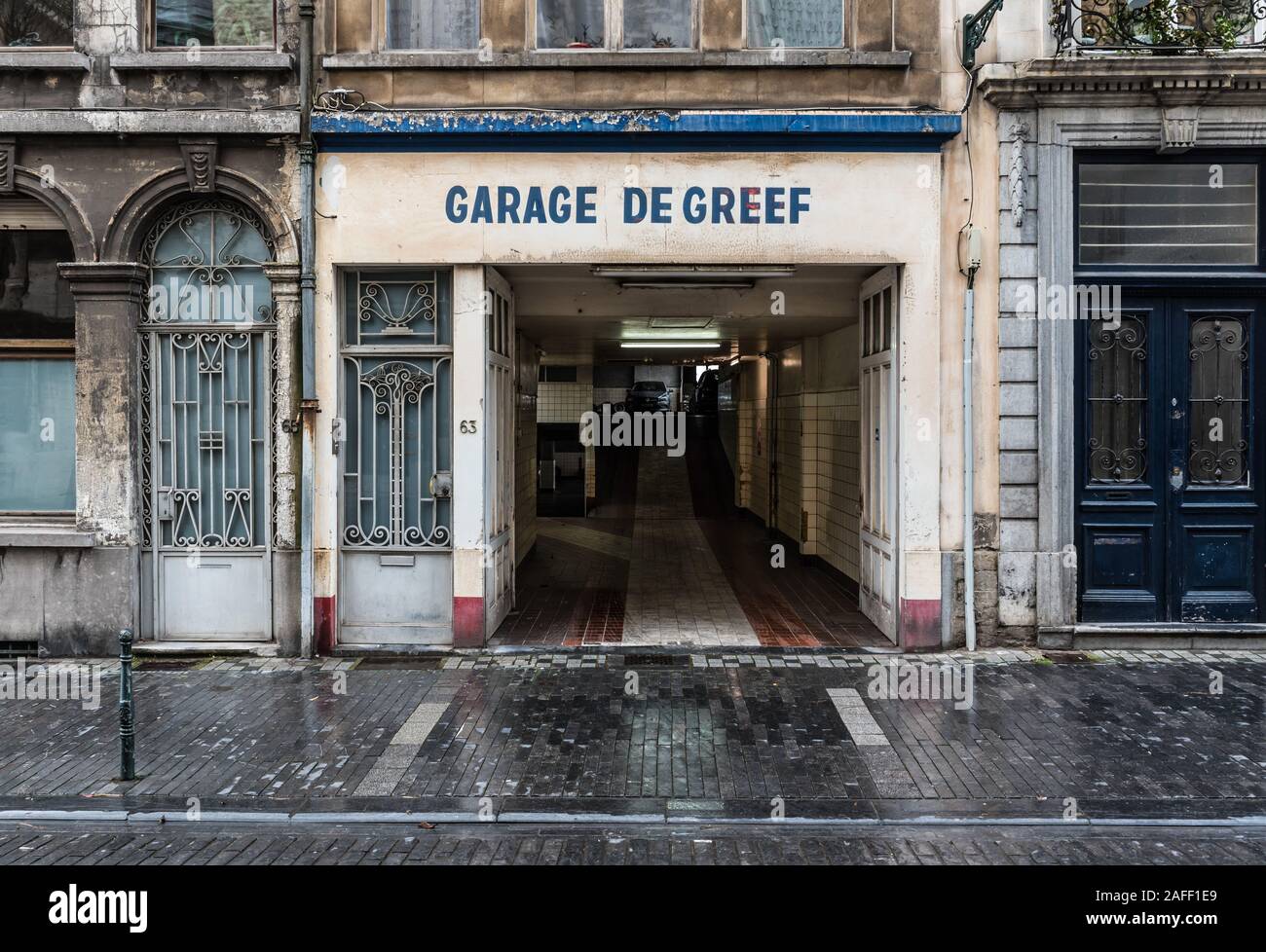 Centro storico di Bruxelles, Regione capitale di Bruxelles / Belgio - 12 12 12 2019: Facciata e ingresso di un garage d'epoca indipendente business chiamato garage De greef Foto Stock