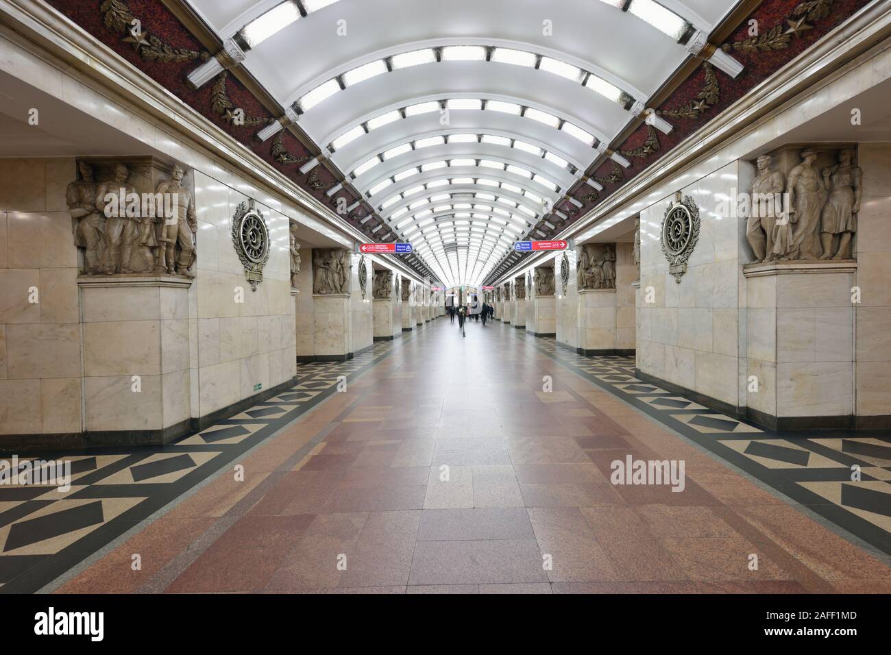 San Pietroburgo, Russia - 7 Dicembre 2019: la gente sulla Narvskaya stazione della metropolitana. Aperto nel 1955, la stazione è elencato come patrimonio culturale regionale Foto Stock