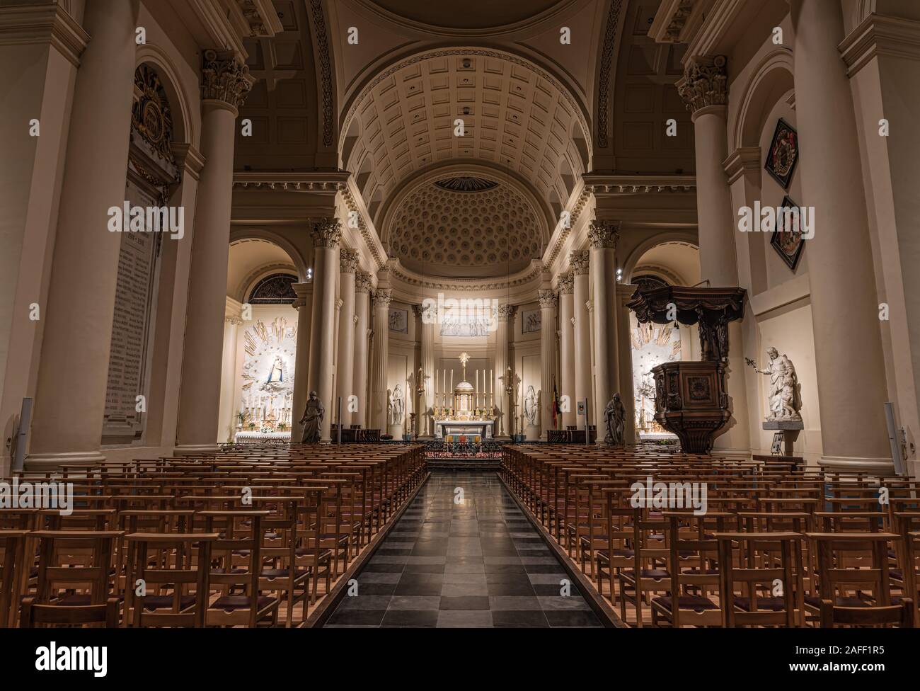 Centro storico di Bruxelles, Regione capitale di Bruxelles / Belgio - 11 30 2019: Interni in stile neoclassico della chiesa cattolica di Saint Jacques sur Coudenberg Foto Stock