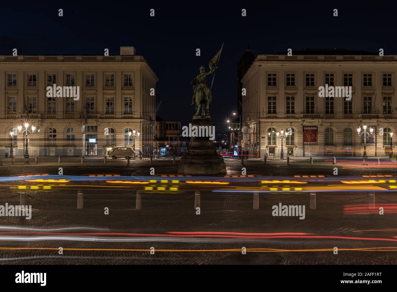 Centro storico di Bruxelles, Regione capitale di Bruxelles / Belgio - 11 30 2019: Vista sulla Piazza Place de Saint Jacques sur Coudenberg di notte con un leggero trai Foto Stock