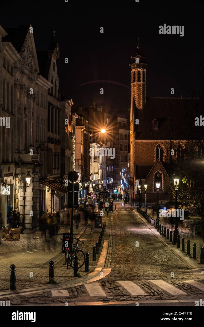 Centro storico di Bruxelles, Regione capitale di Bruxelles / Belgio - 11 30 2019: La strada di San Giovanni, presa di notte dalla piazza Albertina con ciottoli Foto Stock