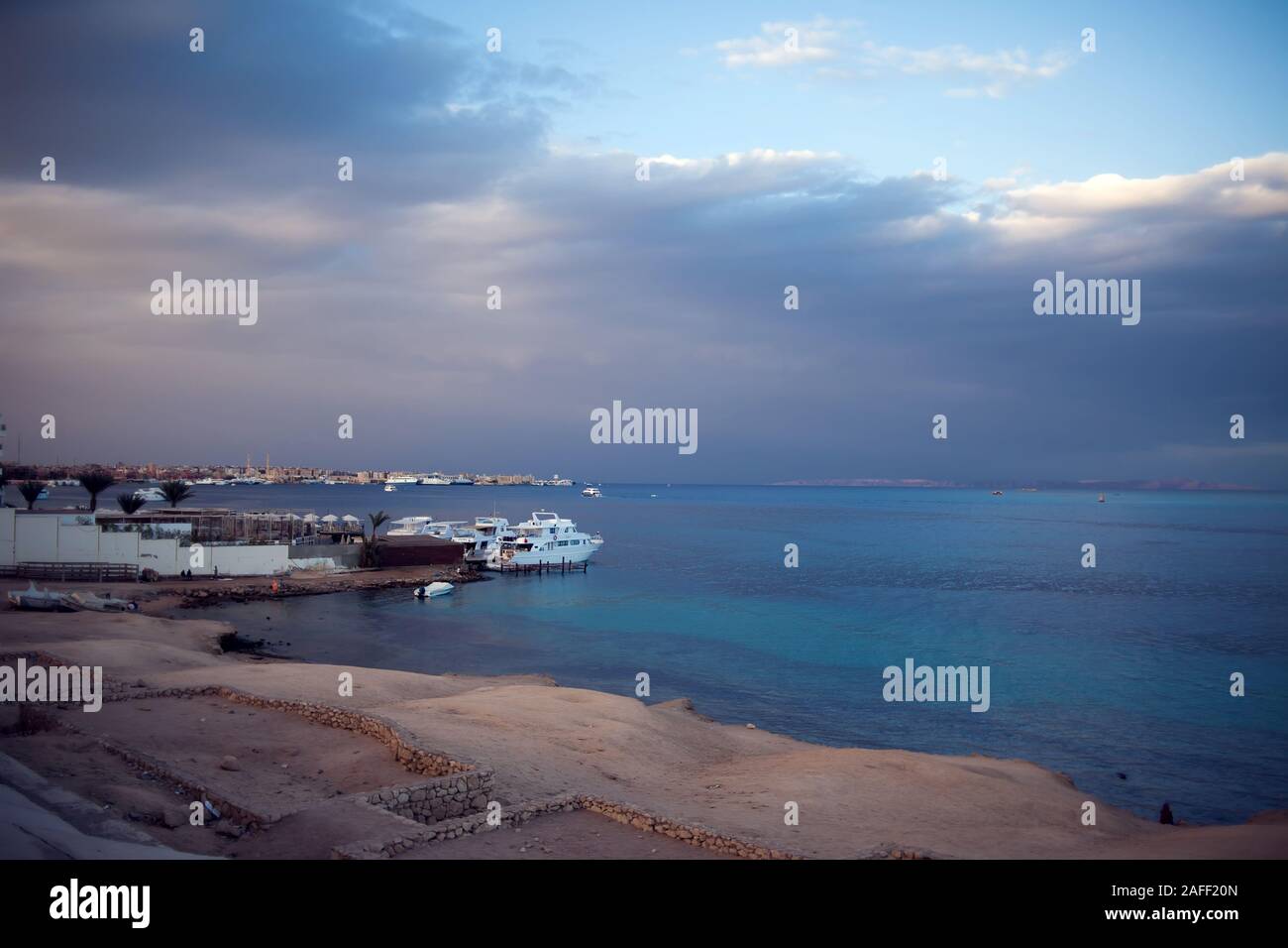 Il punto di vista del Mar Rosso con la nave e cloudly sky prima pioggia di Hurhgada. Natura e concetto meteo Foto Stock