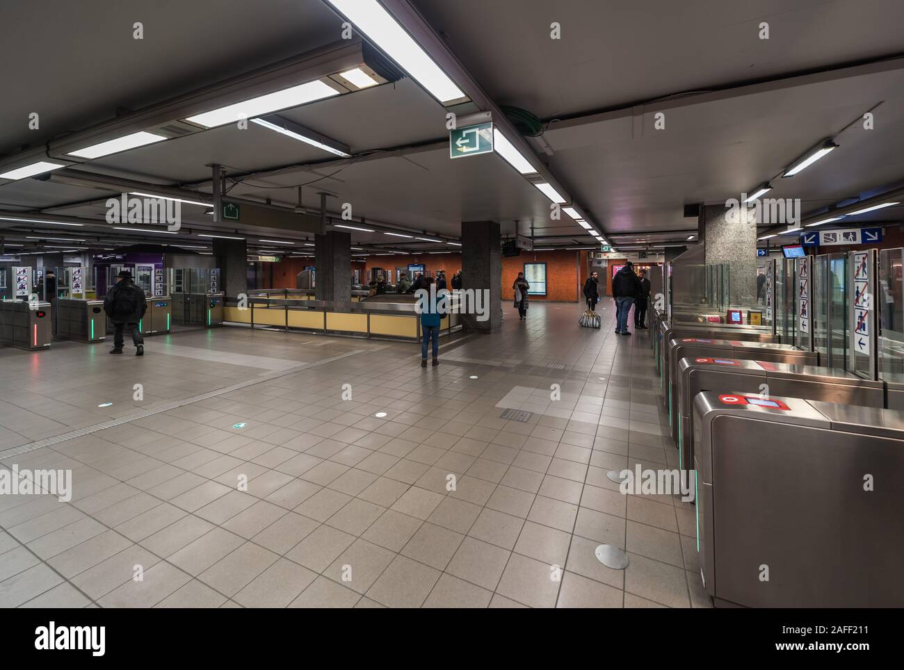 Centro storico di Bruxelles, Regione capitale di Bruxelles / Belgio - 12 06 2019: Interio del centro dei trasporti pubblici e dei tram De Brouckère Foto Stock