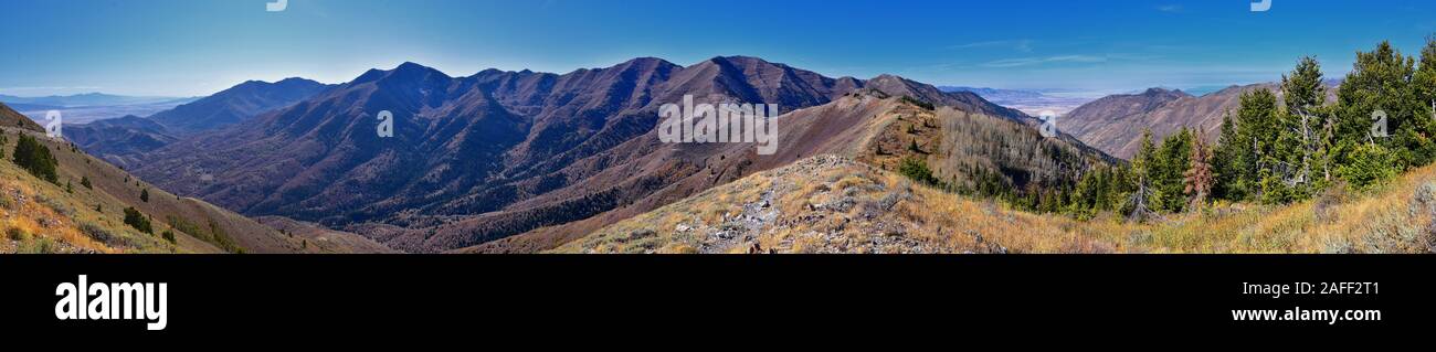 Wasatch Front rocciosi paesaggi di montagna dalla gamma Oquirrh guardando il lago Utah durante l'autunno. Panorama nei pressi di Provo, Timpanogos, Lone e picco di Twin Foto Stock