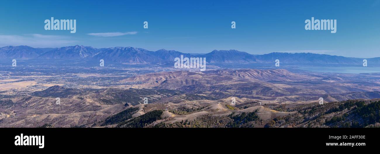 Wasatch Front rocciosi paesaggi di montagna dalla gamma Oquirrh guardando il lago Utah durante l'autunno. Panorama nei pressi di Provo, Timpanogos, Lone e picco di Twin Foto Stock