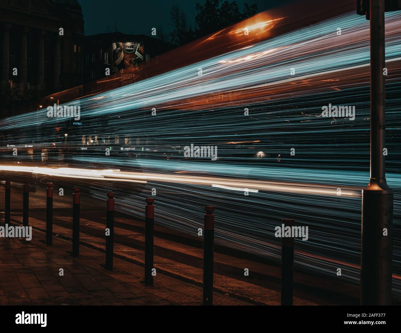 Una lunga esposizione Foto di Budapest da un filobus con natale luci a led su di esso. Foto Stock