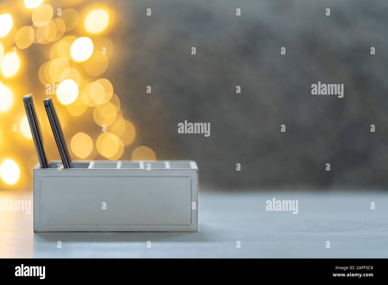 Telefono cellulare scatola di archiviazione digitale per la disintossicazione. Trascorrere del tempo insieme invece, nessun tempo di telefono, telefono hotel, telefono riposo. Tempo per la famiglia. Regalo di natale dell'anno Foto Stock