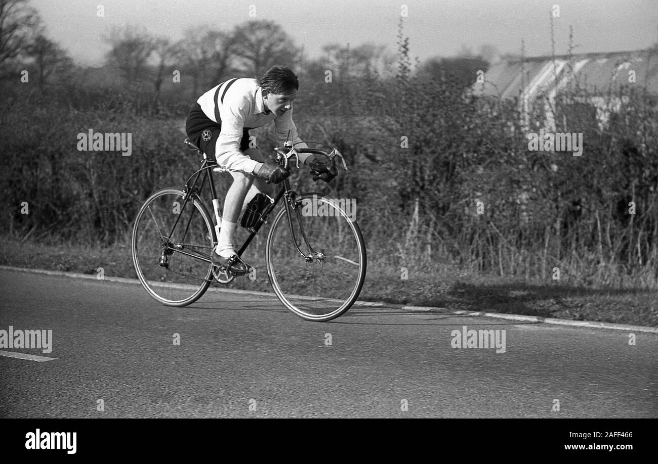 Anni '1950, storico, un ciclista maschile su una strada di campagna che partecipa a una gara di ciclismo amatoriale, Inghilterra, Regno Unito. Foto Stock