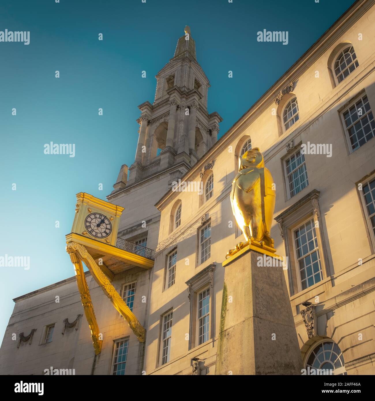 Orologio in oro e Owl sulla sala civica in Leeds, West Yorkshire, Regno Unito Foto Stock