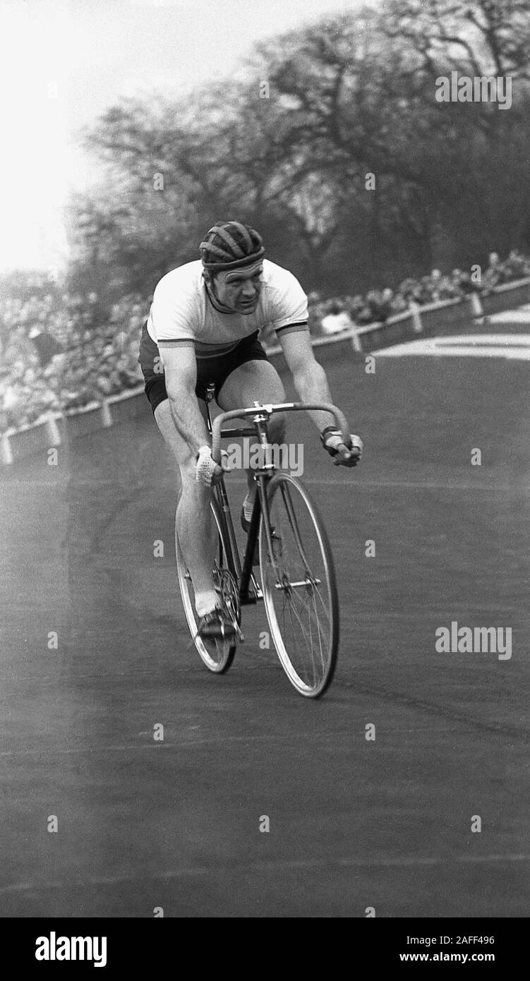 Anni '1950, storico, all'aperto su una pista ciclabile, un ciclista maschile sulla sua bici, Inghilterra, Regno Unito. Foto Stock