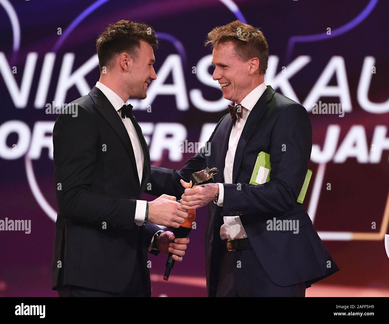 Frank Busemann (r) presenta il trofeo per Niklas Kaul (decathlon, atleta dell'anno 2019). GES/Sportivo dell'anno 2019, dicembre 15, 2019 Periodo di bloccaggio per i media elettronici, Internet, social media: Domenica, Dicembre 15, 2019, 11:00! Sport: Premio gli sportivi dell'anno: "atleta dell'anno 2019' Gala, Baden-Baden, Germania, Dicembre 15, 2019 | Utilizzo di tutto il mondo Foto Stock