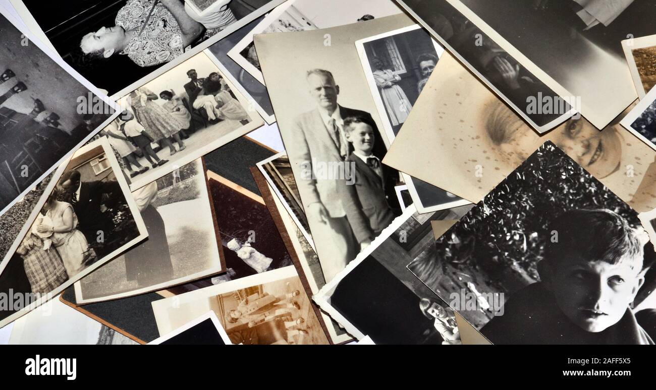 Una Raccolta Di Vecchie Vintage In Bianco E Nero Di Famiglia Stampe Fotografiche Foto Stock Alamy