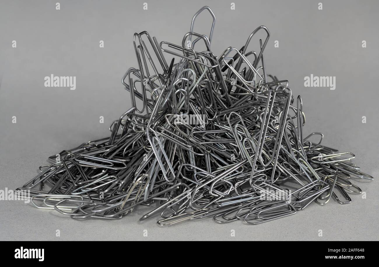 Cumulo di grandi e piccole graffette metalliche Foto stock - Alamy