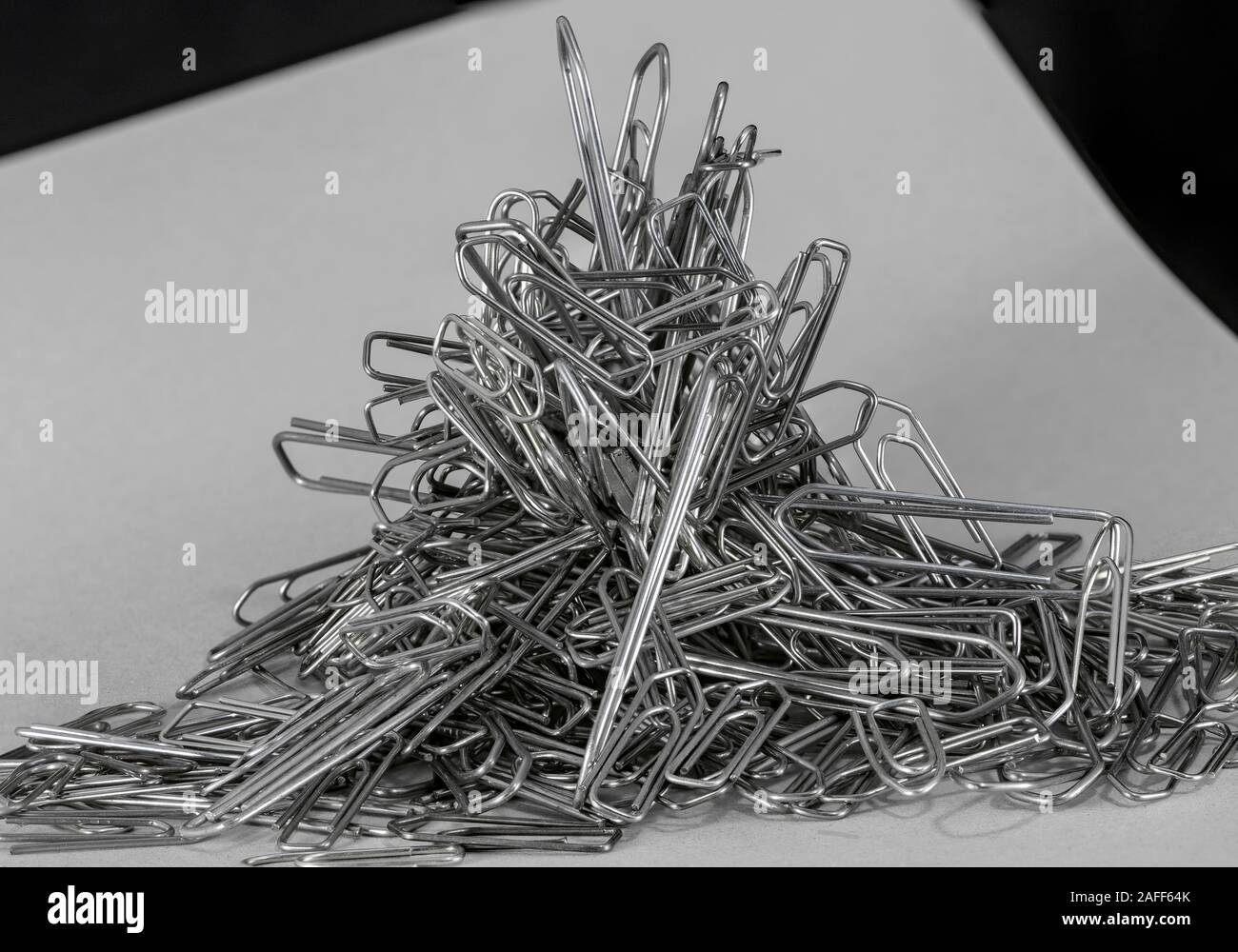 Cumulo di grandi e piccole graffette metalliche Foto stock - Alamy