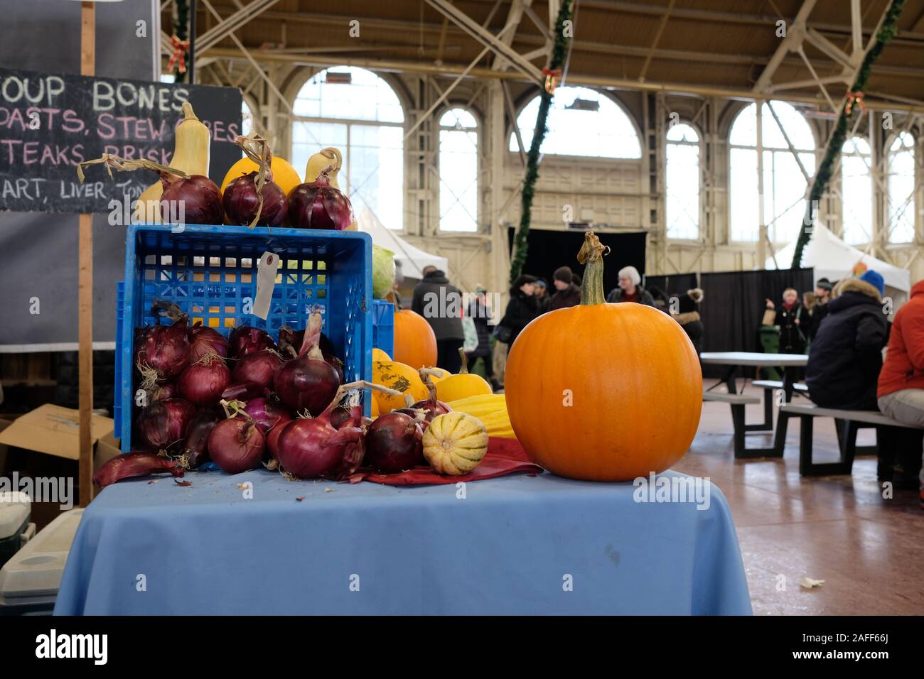 Pressione di stallo con cipolle spagnolo e zucche di inverno Ottawa Mercato degli Agricoltori all'interno del Padiglione di Aberdeen, Lansdowne, Ottawa, Ontario, Canada. Foto Stock