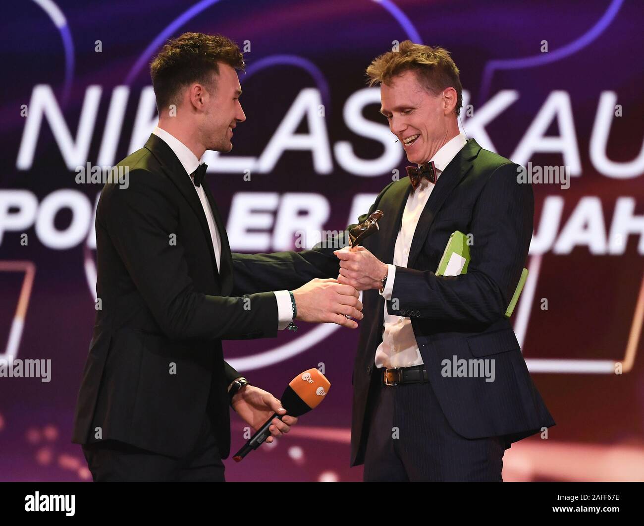 Frank Busemann (r) presenta il trofeo per Niklas Kaul (decathlon, atleta dell'anno 2019). GES/Sportivo dell'anno 2019, dicembre 15, 2019 Periodo di bloccaggio per i media elettronici, Internet, social media: Domenica, Dicembre 15, 2019, 11:00! Sport: Premio gli sportivi dell'anno: "atleta dell'anno 2019' Gala, Baden-Baden, Germania, Dicembre 15, 2019 | Utilizzo di tutto il mondo Foto Stock