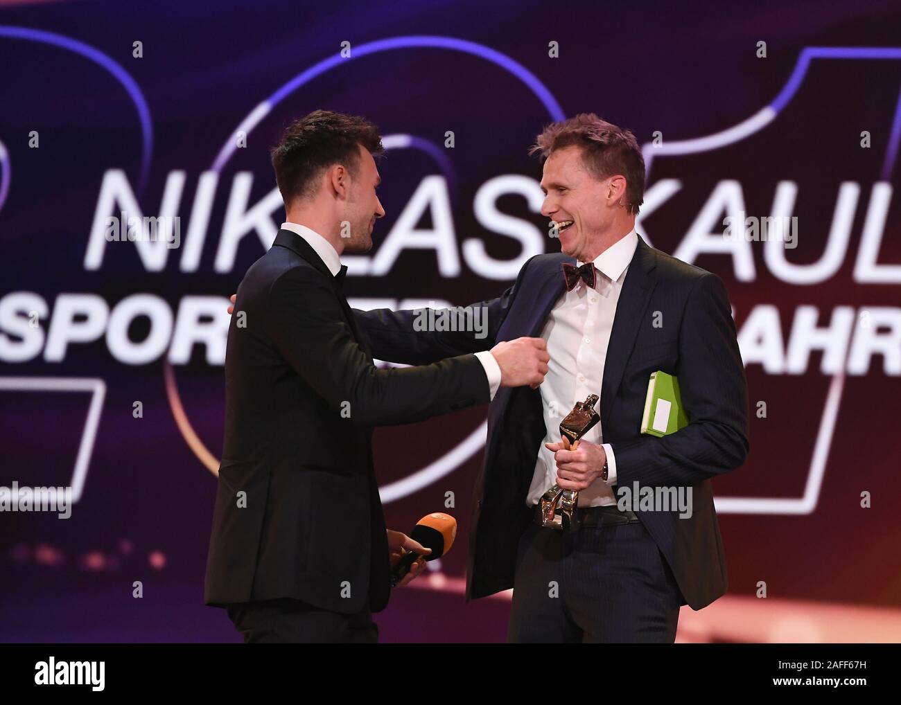 Frank Busemann (r) presenta il trofeo per Niklas Kaul (decathlon, atleta dell'anno 2019). GES/Sportivo dell'anno 2019, dicembre 15, 2019 Periodo di bloccaggio per i media elettronici, Internet, social media: Domenica, Dicembre 15, 2019, 11:00! Sport: Premio gli sportivi dell'anno: "atleta dell'anno 2019' Gala, Baden-Baden, Germania, Dicembre 15, 2019 | Utilizzo di tutto il mondo Foto Stock
