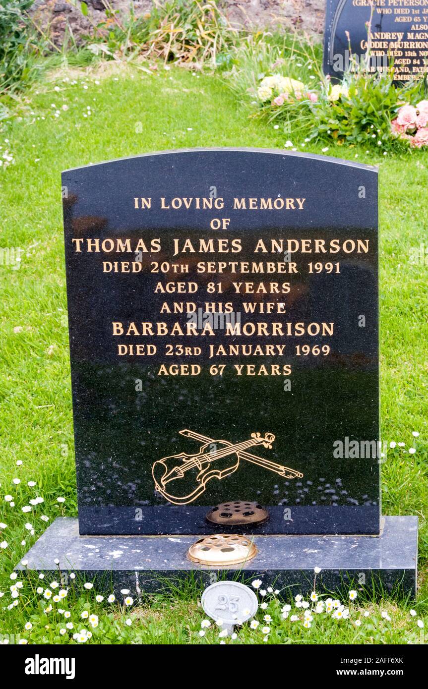 Tomba nel cimitero di Eshaness di Tom Anderson un scozzese fiddler, compositore e collezionista di brani tradizionali. Una figura di spicco nella musica delle Shetland. Foto Stock