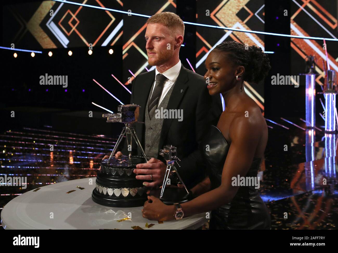 Ben Stokes (sinistra) pone con la BBC Sports Personalità del premio di anno lungo il lato terzo posto Dina Aser Smith durante la BBC Sports personalità dell'anno 2019 all'P&J Live, Aberdeen. Foto Stock