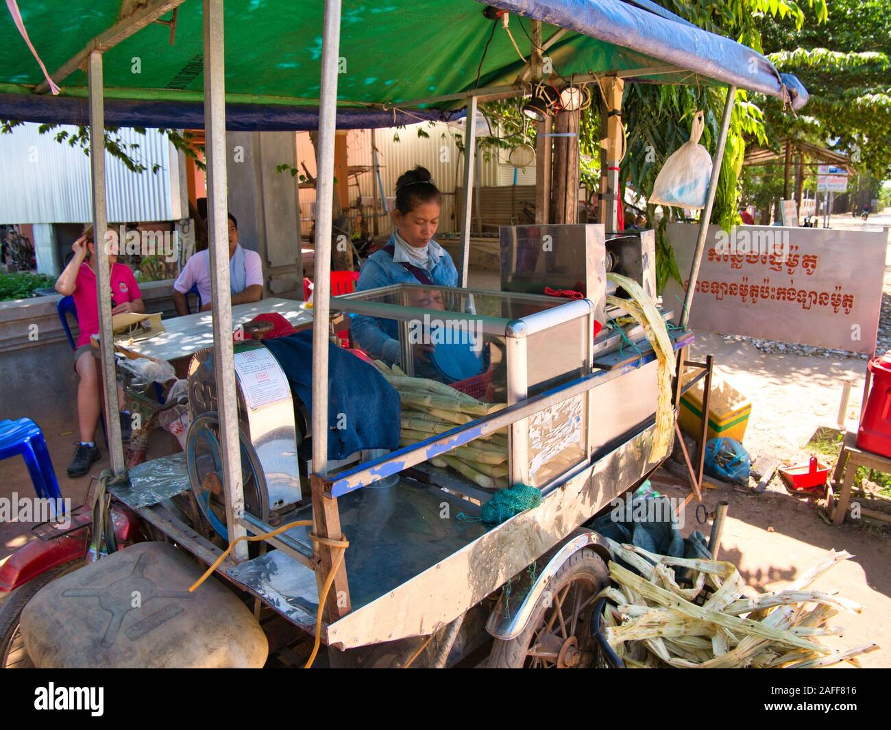 Un lato della strada di zucchero succo di canna venditore prepara il succo su seta / Isola di Koh Dach, Cambogia. Foto Stock