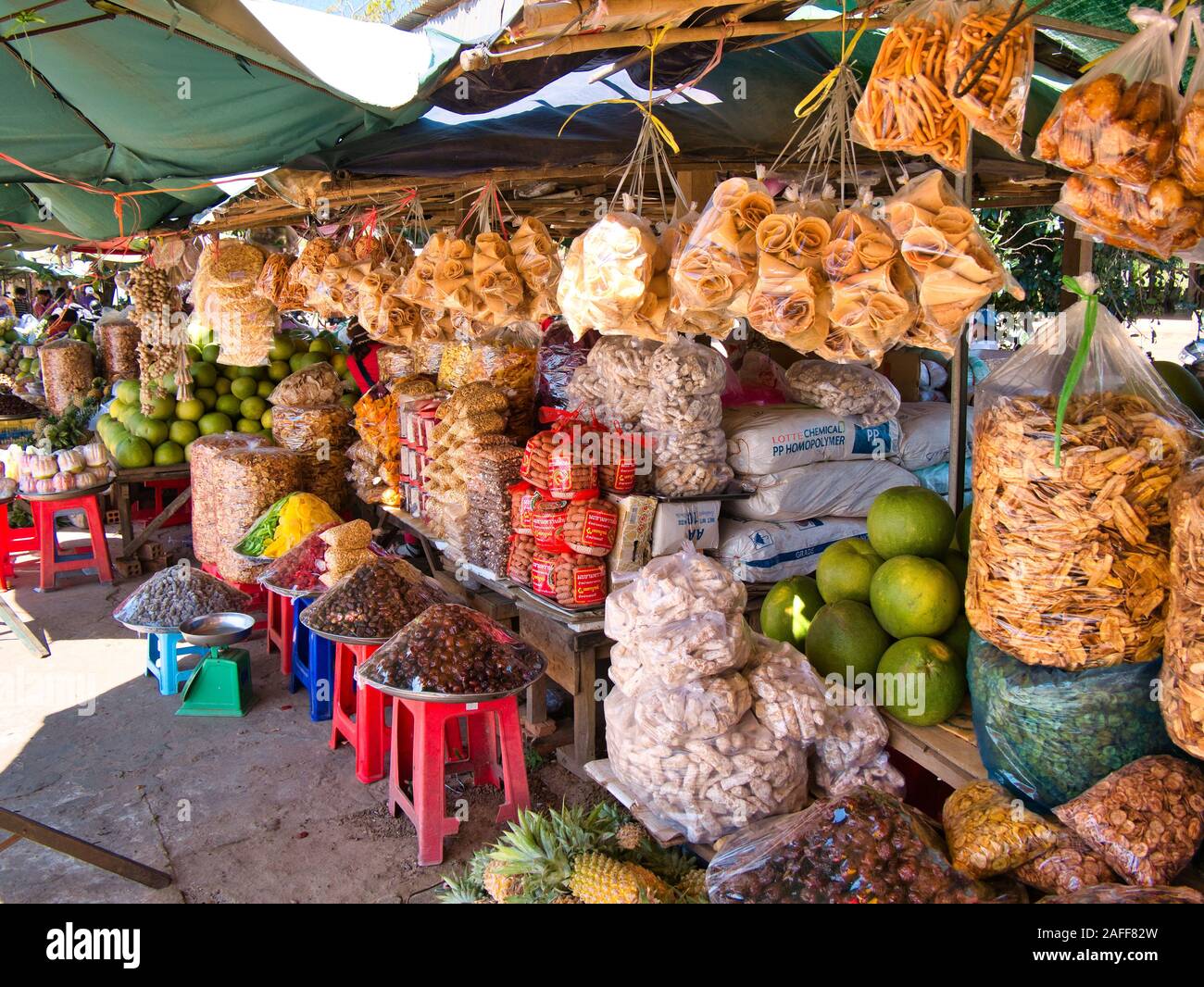 Un mercato in stallo la vendita di prodotti alimentari al mercato Skun in Cambogia Foto Stock