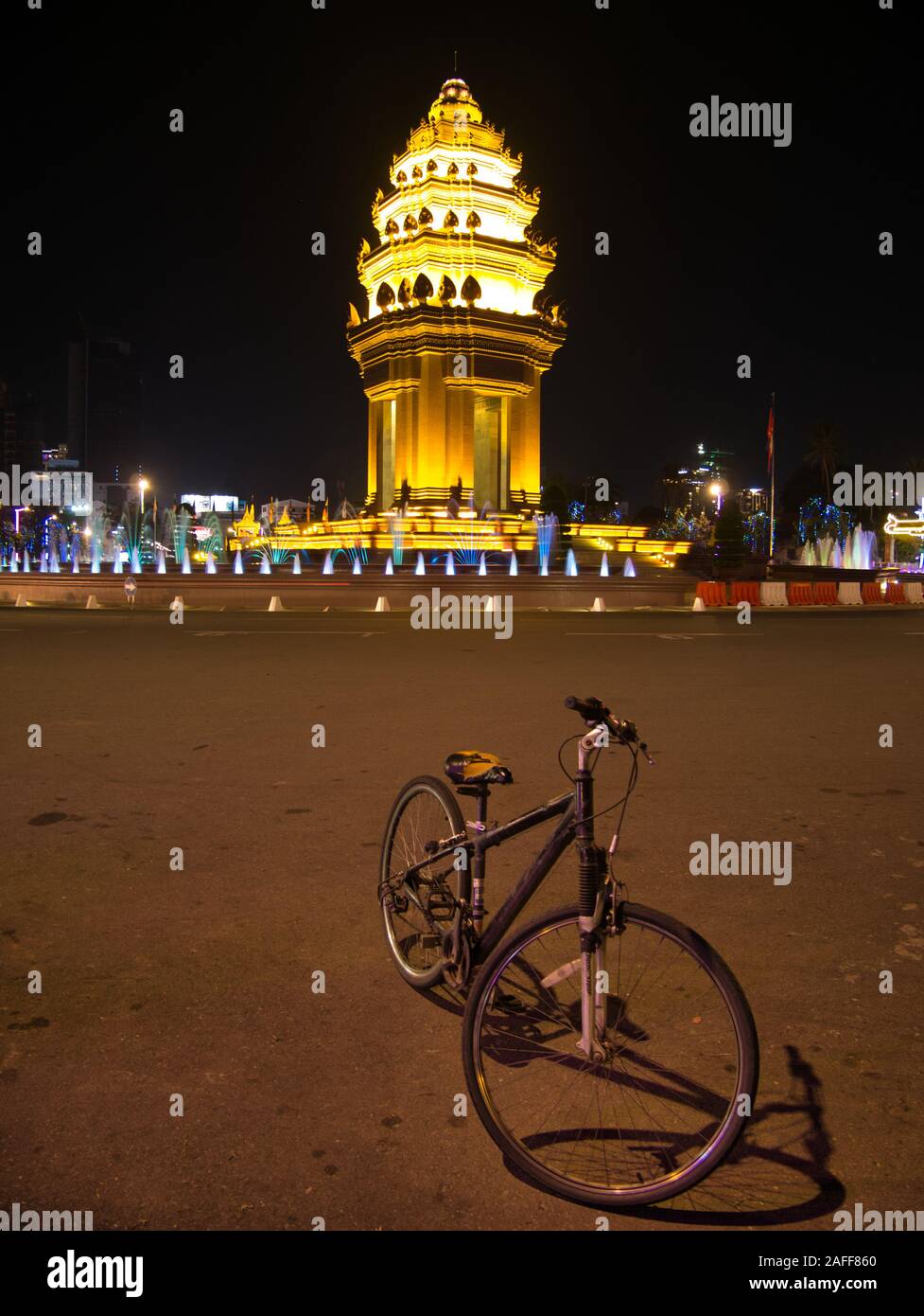 Vista notturna di indipendenza (monumento Vimean Ekareach) in Phnom Penh capitale della Cambogia - costruito nel 1958 Foto Stock
