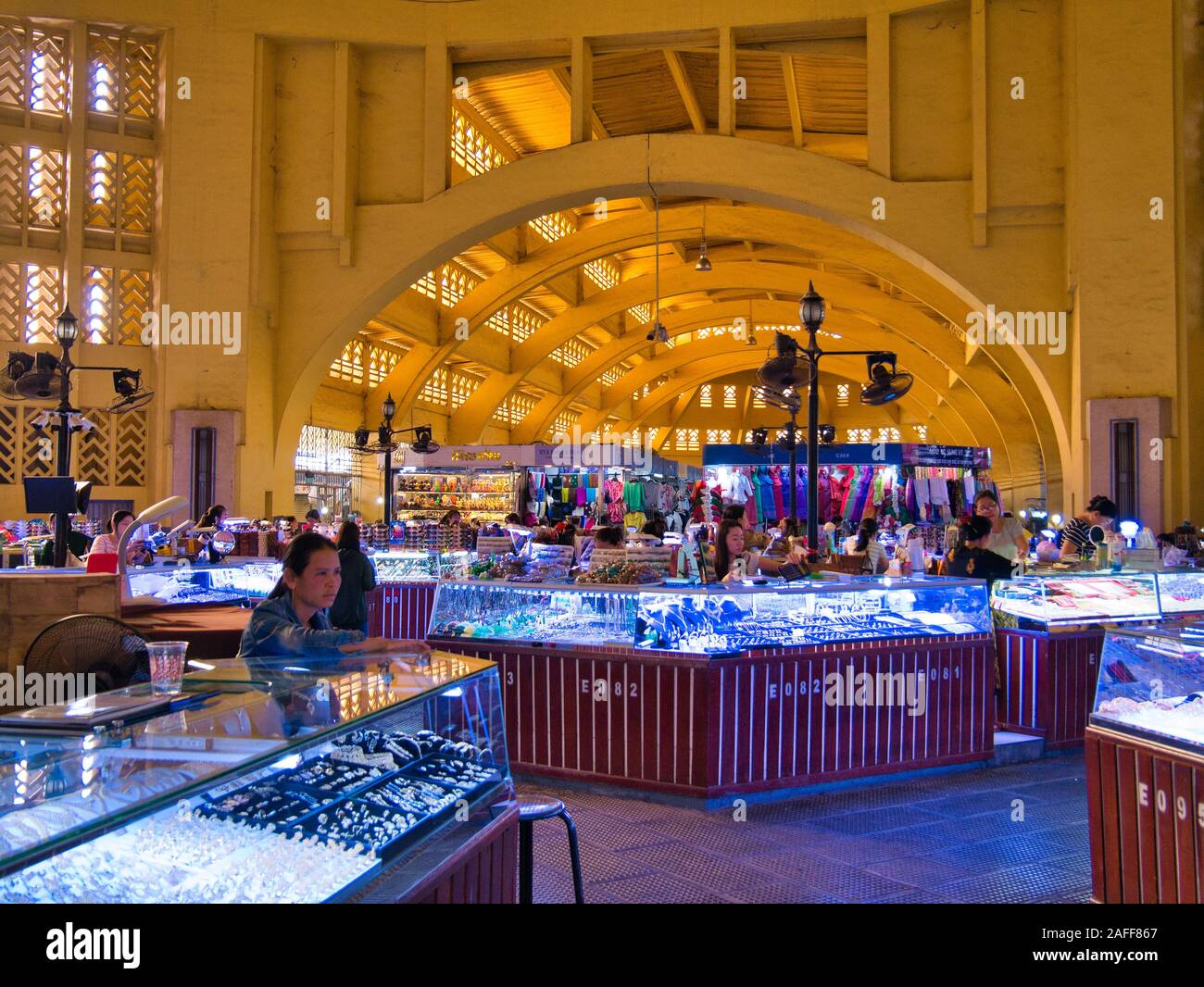 Gli operatori nel mercato centrale edificio in Phnom Penh Cambogia. Foto Stock