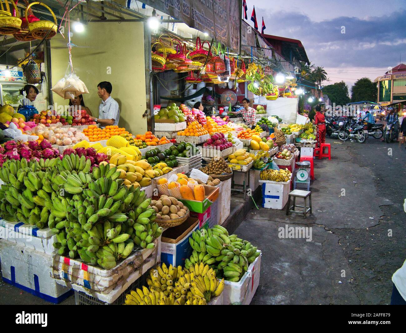 La frutta e la verdura per la vendita su un mercato in stallo in Phnom Penh Cambogia Foto Stock