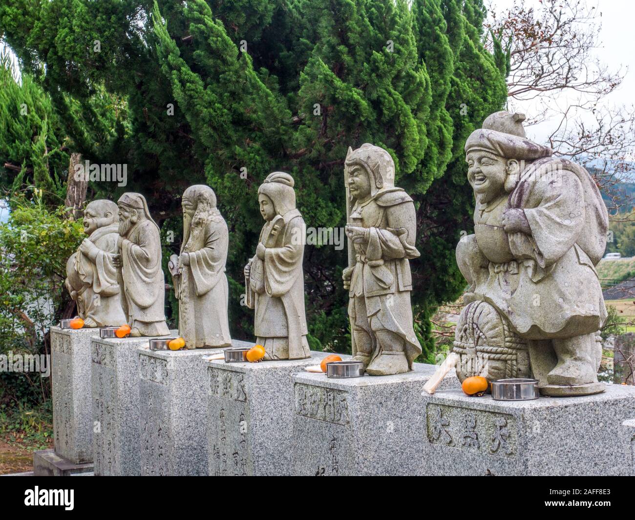 7 Sette fortunati dei sette dèi della fortuna, con persimon kaki offerte, tempio Butsumokuji 42 Shikoku 88 tempio pellegrinaggio, Ehime Shikoku Giappone Foto Stock