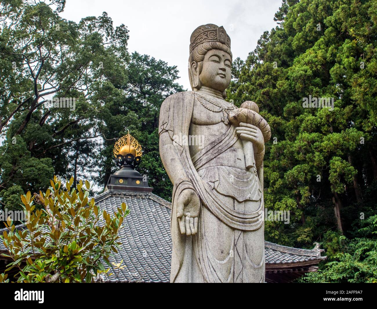 Statua di Kannon nella parte anteriore del tetto del tempio, tempio Butsumokuji 42, Shikoku 88 tempio pellegrinaggio, Ehime Shikoku Giappone Foto Stock