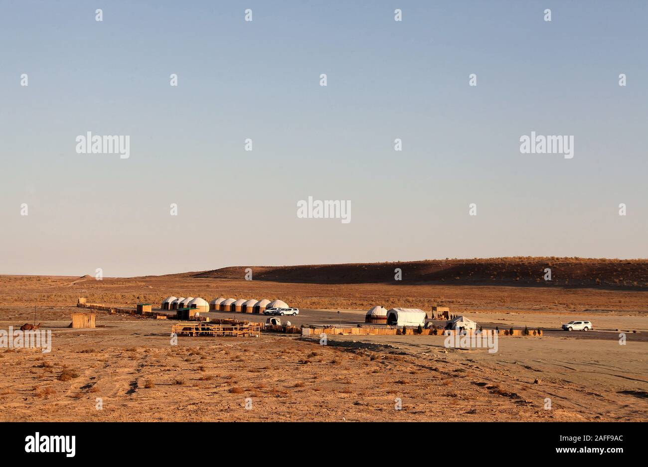 Campeggio a Gas Darvaza cratere nel deserto del Karakum del Turkmenistan Foto Stock