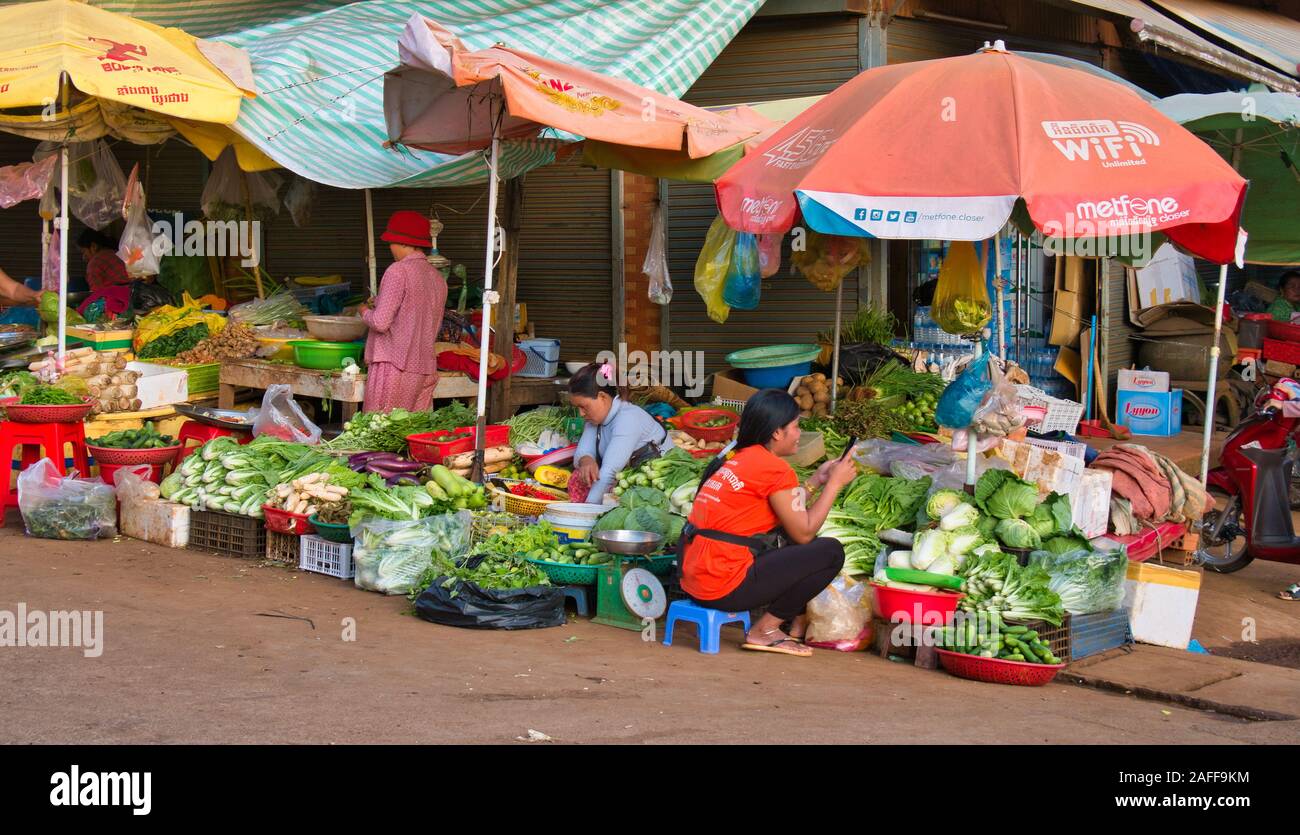 Gli operatori di mercato la vendita di verdure a Sen Monorom in zone di Mondulkiri Provincia, in Cambogia. Foto Stock