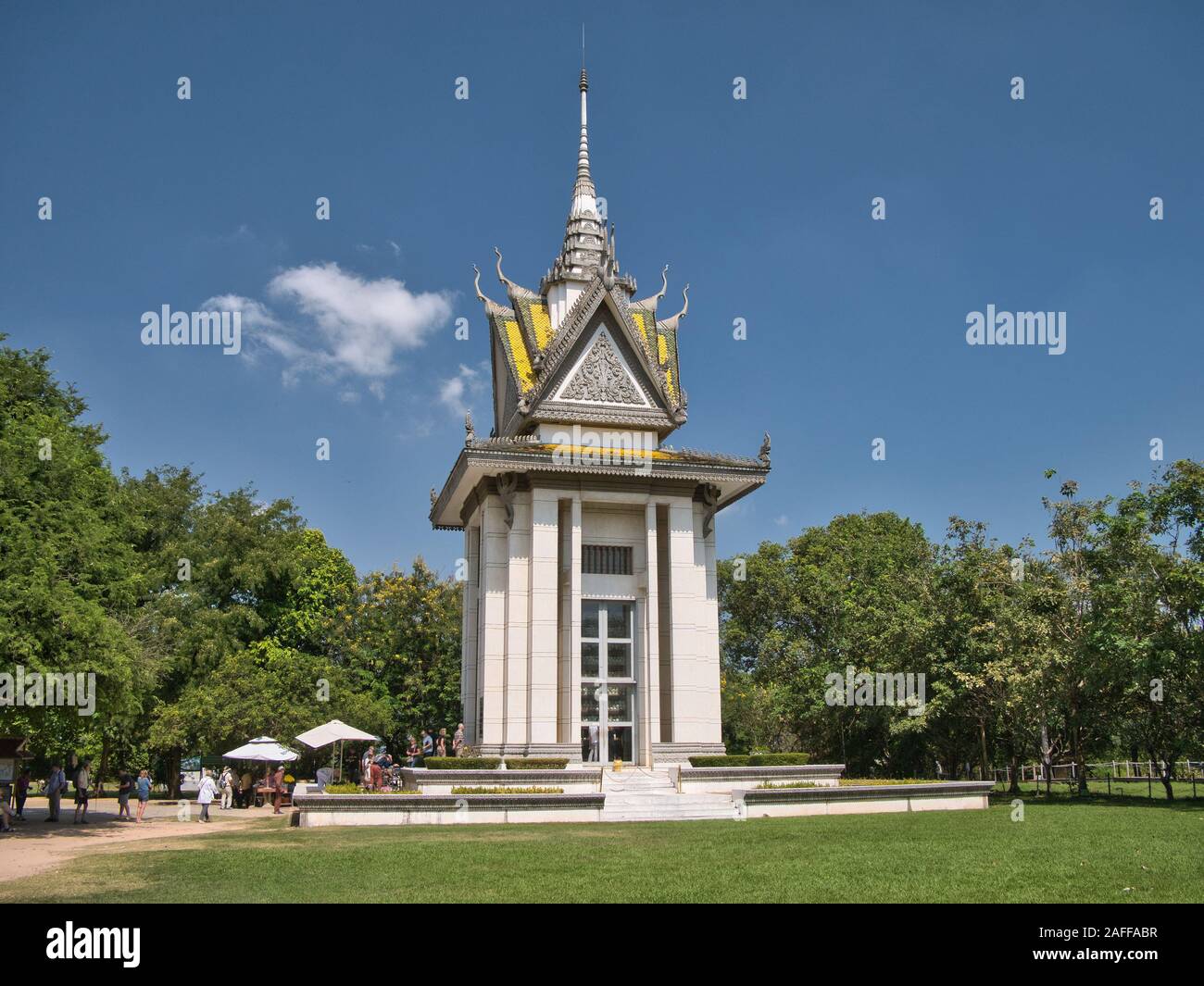 La stupa buddisti a Choeung Ek Memorial a quelli che sono stati eseguiti dai Khmer Rossi alla fine degli anni settanta - vicino a Phnom Penh in Cambogia. Foto Stock