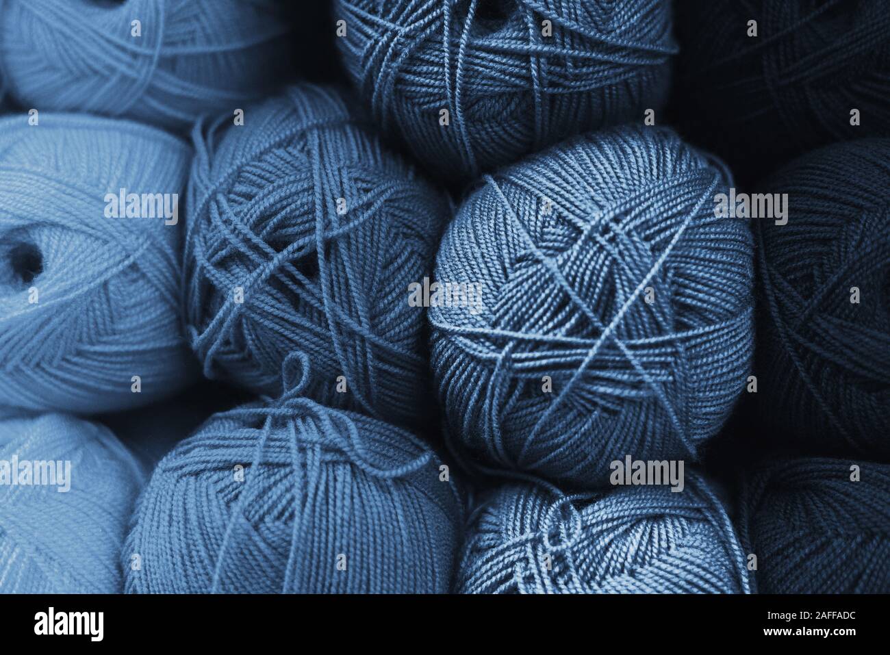 Matasse di lana in tutte le sfumature di blu classico. Concetto di fatti a  mano. Il colore dell'anno 2020 è un classico di blu. La sfumatura del  colore. Sfondo costituito di blu