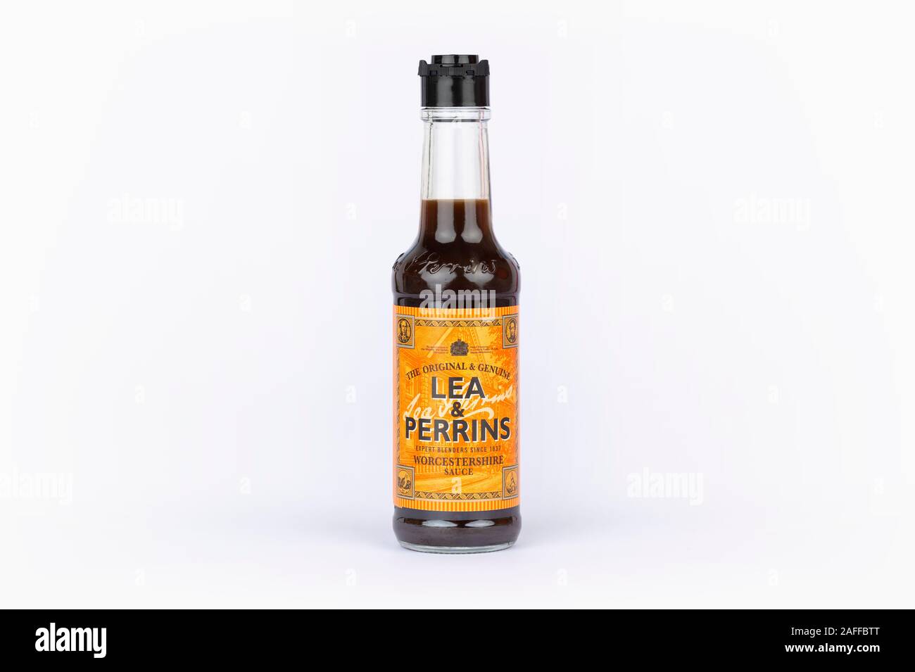 Una bottiglia di Lea & Perrins salsa Worcestershire shot su uno sfondo bianco. Foto Stock