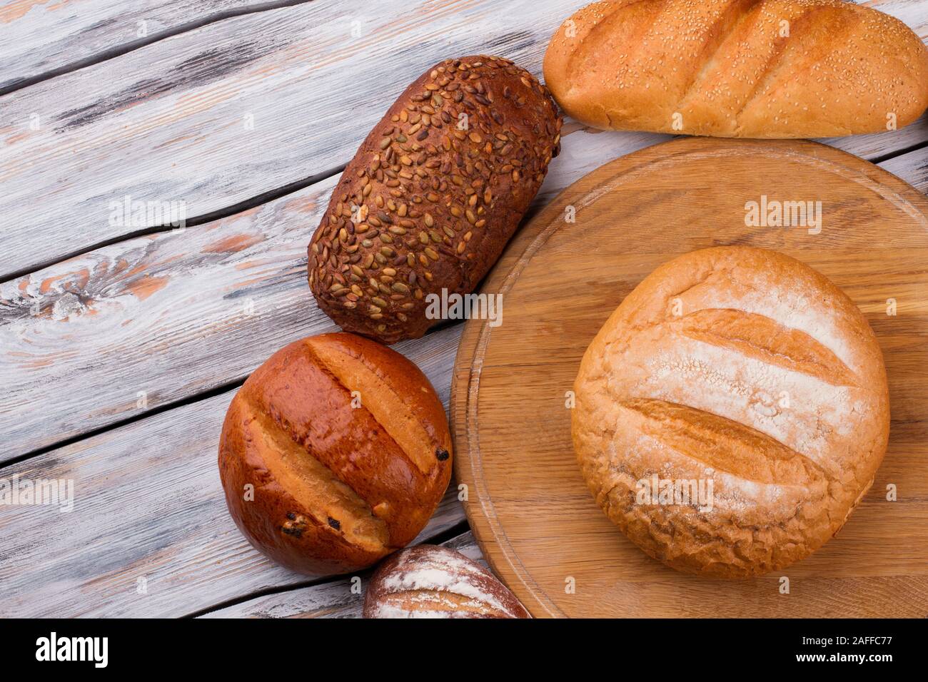 Vari tipi di pane su sfondo di legno. Foto Stock