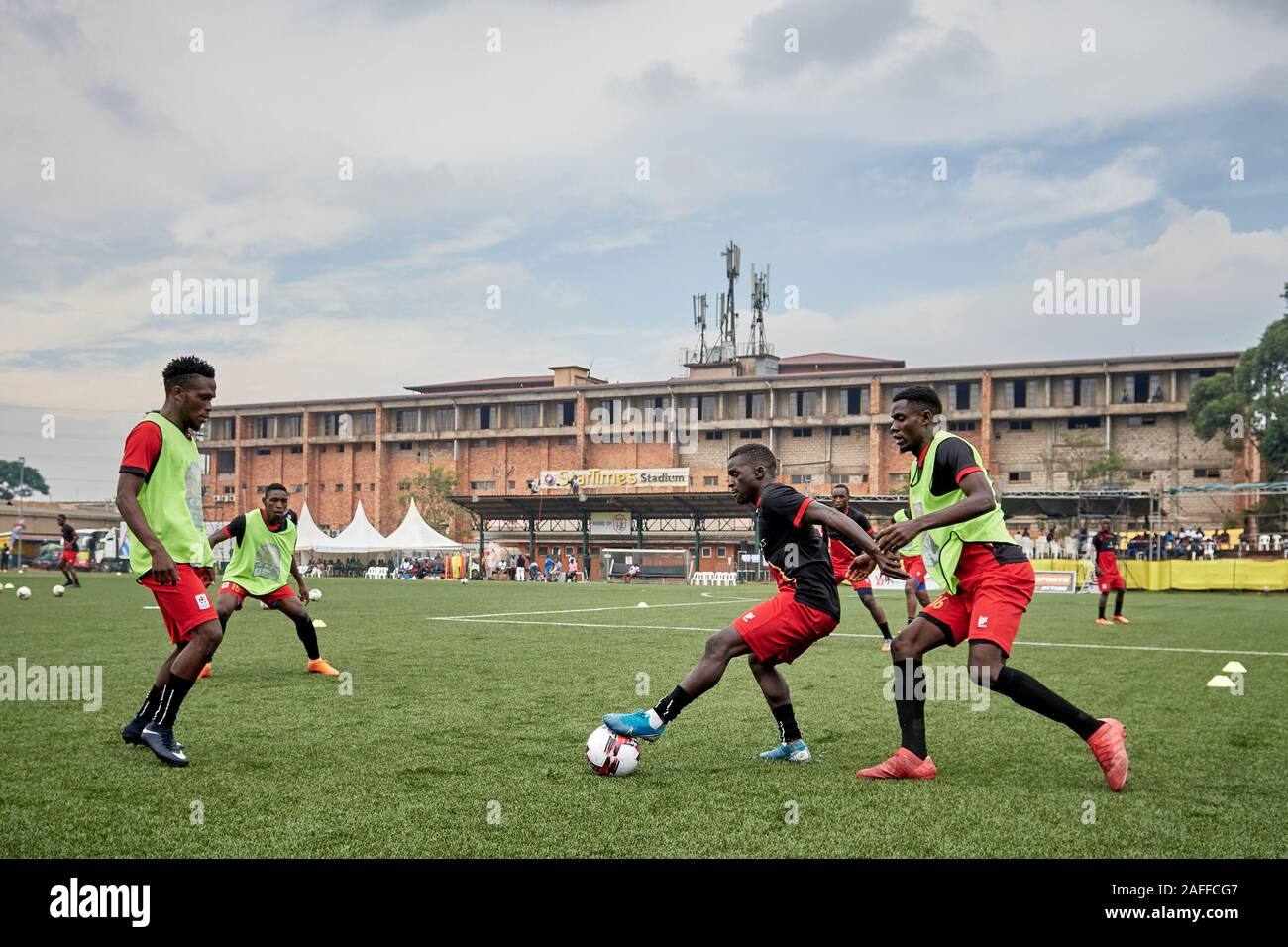 Kampala, Uganda. 13 dic 2019. Karim Watambala (19, Uganda), Paolo Mbowa (5, Uganda). Uganda squadra nazionale di formazione per i Senior CECAFA Challenge Cup 2019. Star volte Stadium a Lugogo. Credito: XtraTimeSports (Darren McKinstry) Foto Stock