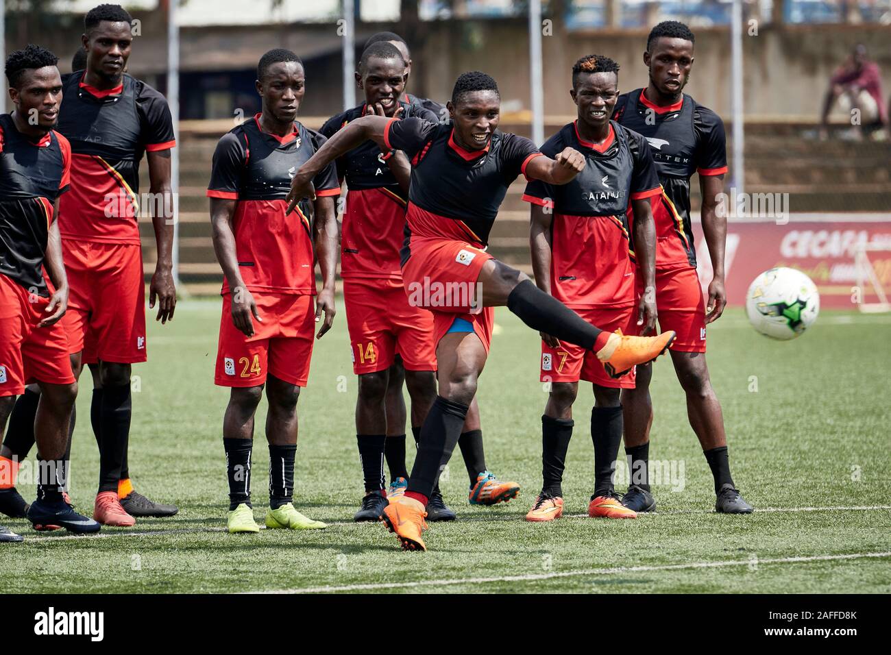 Kampala, Uganda. 13 dic 2019. Paolo Willa (15, Uganda) volleys come compagni di squadra guardare su. Uganda squadra nazionale di formazione per i Senior CECAFA Challenge Cup 2019. Star volte Stadium a Lugogo. Credito: XtraTimeSports (Darren McKinstry) Foto Stock