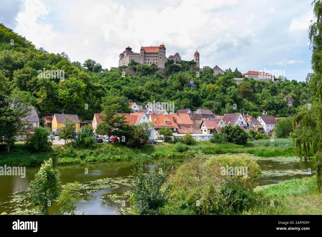 Castello di Harburg accanto al fiume Wörnitz a Harburg, Baviera, Germania. Foto Stock