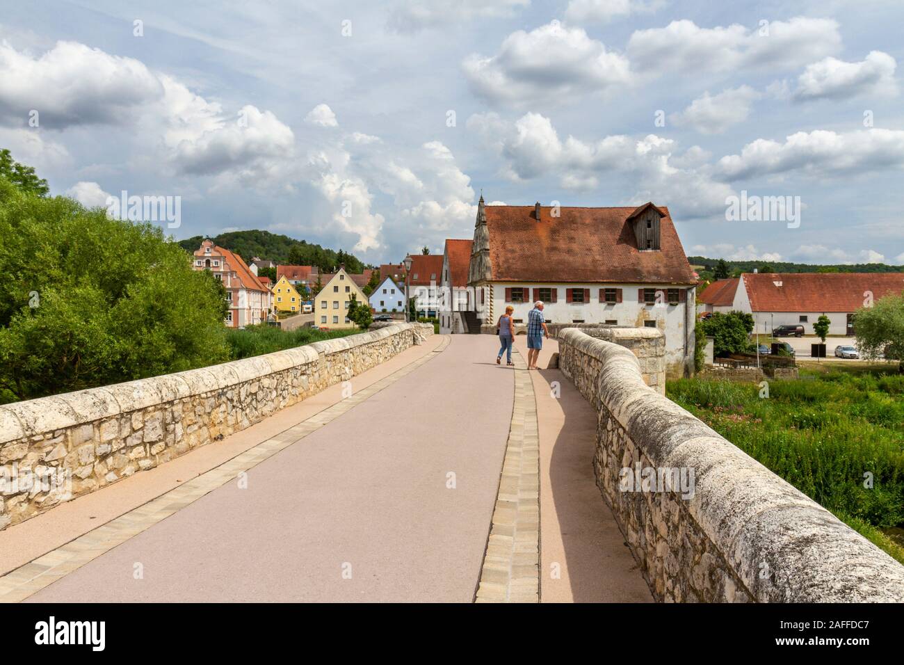 Il Ponte Vecchio (Steinerne Brücke) Sul Fiume Wörnitz A Harburg, Baviera, Germania. Foto Stock