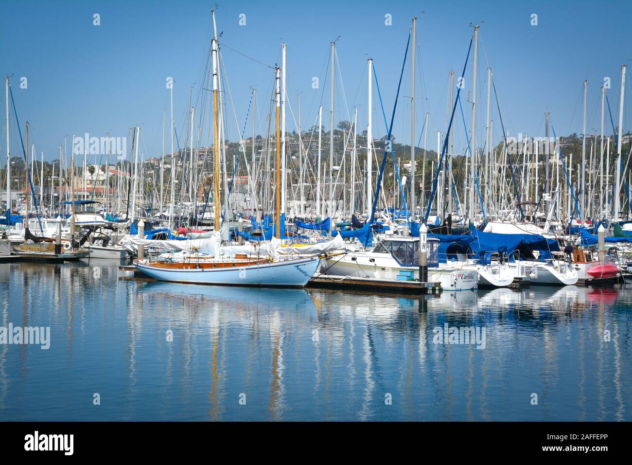 Una vista pittoresca delle barche a vela ormeggiata contro lo sfondo delle Montagne di Santa Ynez presso la Santa Barbara Porto, Santa Barbara, CA, Stati Uniti d'America Foto Stock