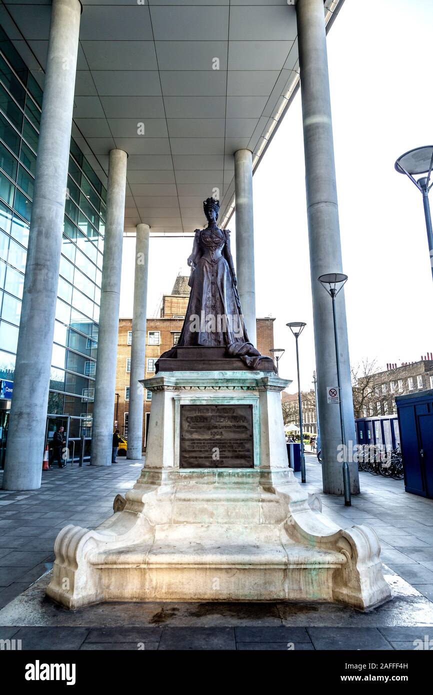 La regina Alexandra statua presso il Royal Hospital di Londra, London, Regno Unito Foto Stock