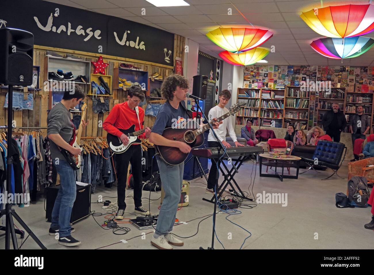 Vintage Viola shop, parte del negozio Changing Lives in Warrington, con sede nel centro commerciale Cockhedge, Hollow Lane che gioca dal vivo Foto Stock