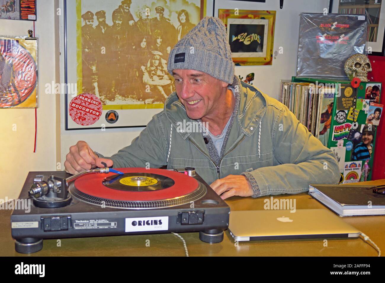 Proprietario, Lizard Inc Records, Independent Record Shop, Legh St, Warrington, Cheshire, Inghilterra, Regno Unito, WA1 1UG, giocando un singolo Foto Stock