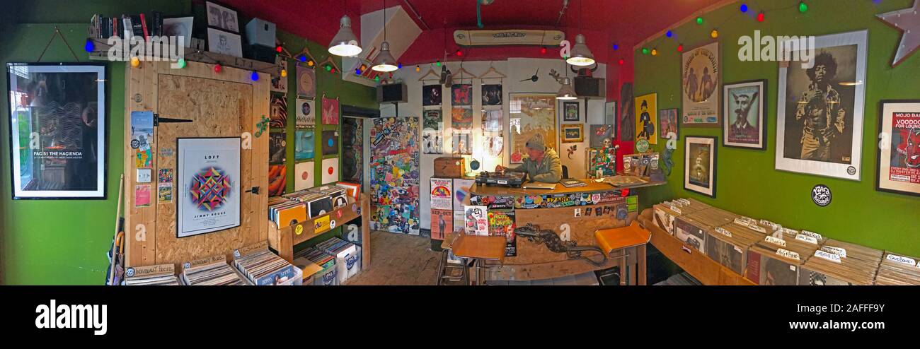 Pano,Panorama,Proprietario,Lizard Inc Records,Independent Record Shop,Legh St, Warrington,Cheshire,Inghilterra,Regno Unito, WA1 1UG,giocando un singolo Foto Stock