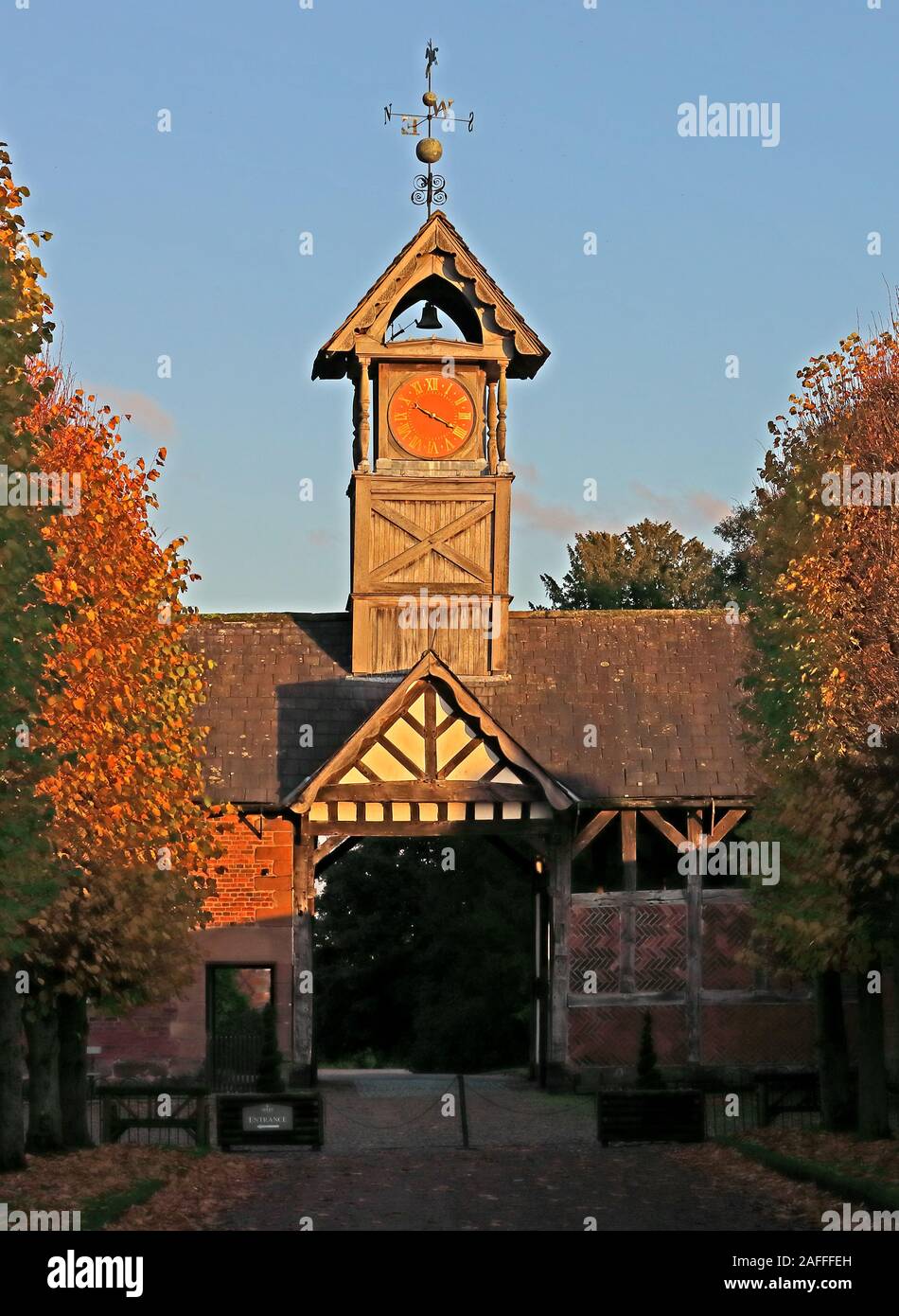 Torre d'ingresso e orologio, Arley Hall, Back Ln, Arley, Northwich, Cheshire, Inghilterra, Regno Unito, CW9 6NA, in autunno Foto Stock