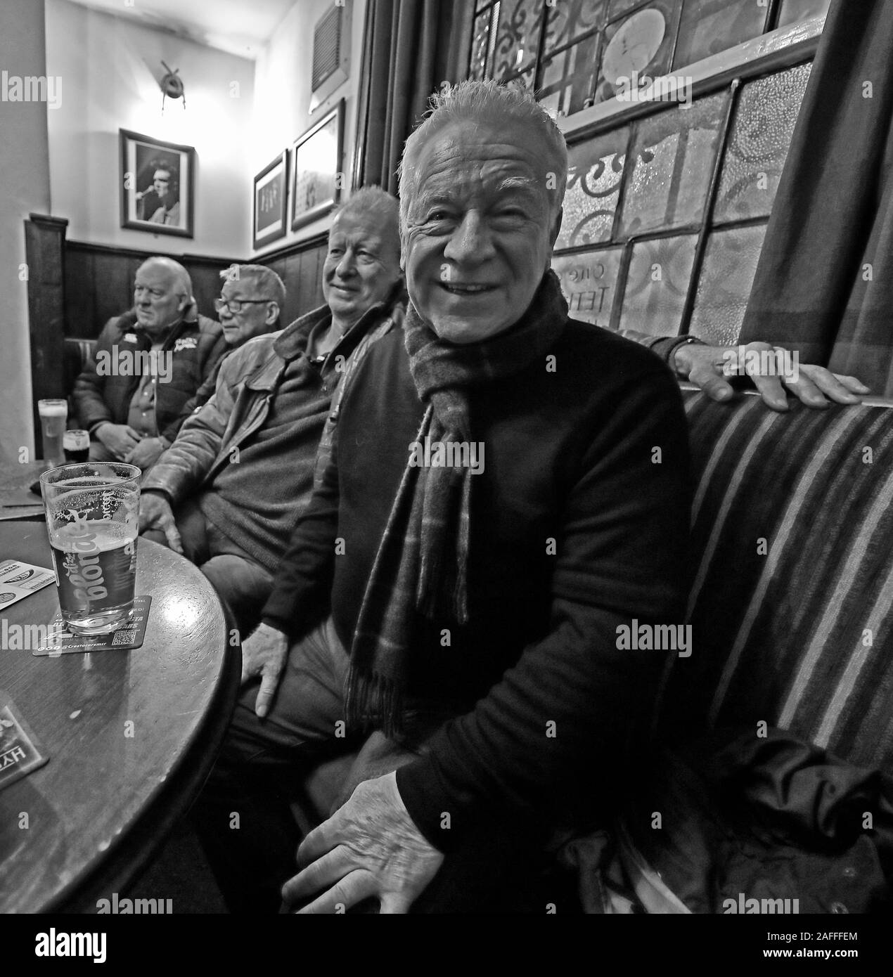 Gustando una pinta, al Circus Tavern, Portland Street, Manchester, la più piccola casa pubblica della città, 1790, UN pub Tetley Foto Stock