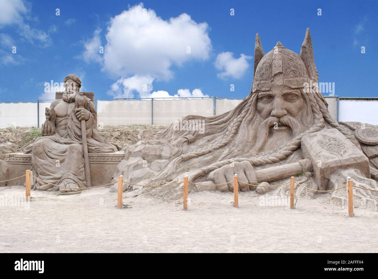 ANTALYA, Turchia - 28 settembre 2017 : Lara Beach, Sandland la scultura di sabbia Festival. Vista della grande scultura di sabbia di personaggi mitologici - Zeus sta Foto Stock