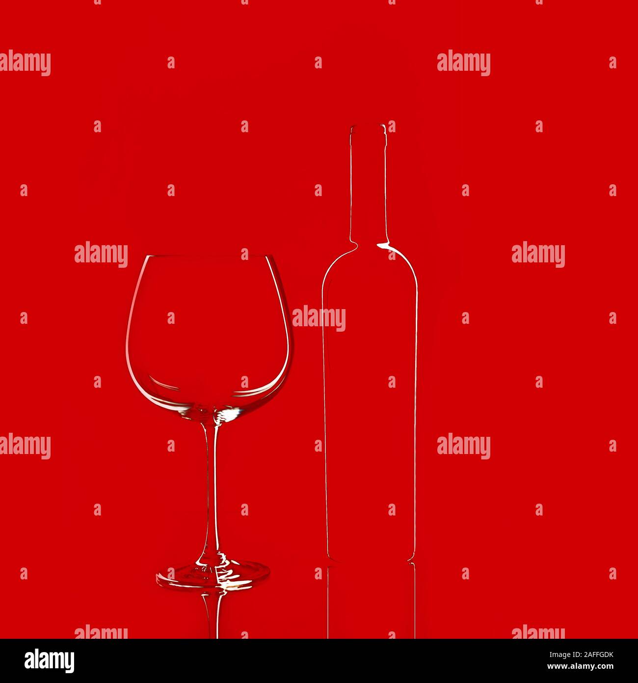 Vuoto bicchiere di vino e una bottiglia isolato su sfondo rosso. Elegante vino rosso in vetro e una bottiglia di vino. Il giorno di San Valentino, concetto di compleanno. Foto Stock
